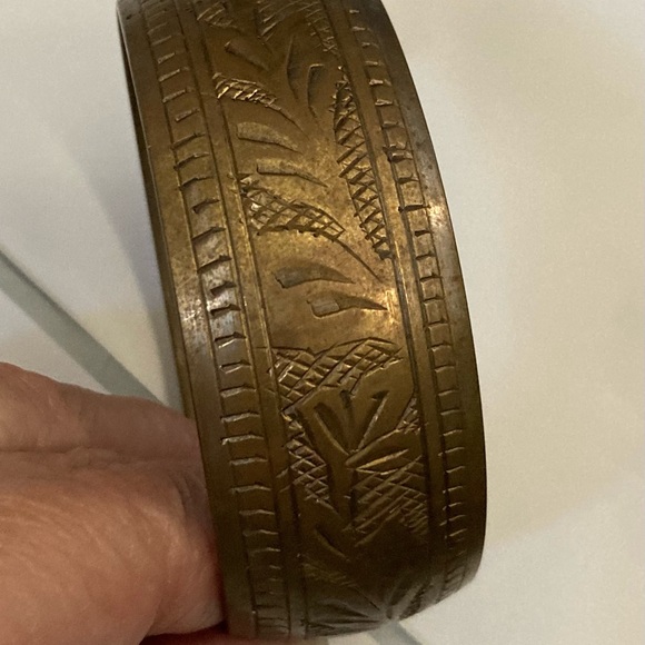 Vintage wide bangle bracelet with a print on it - Picture 7 of 8